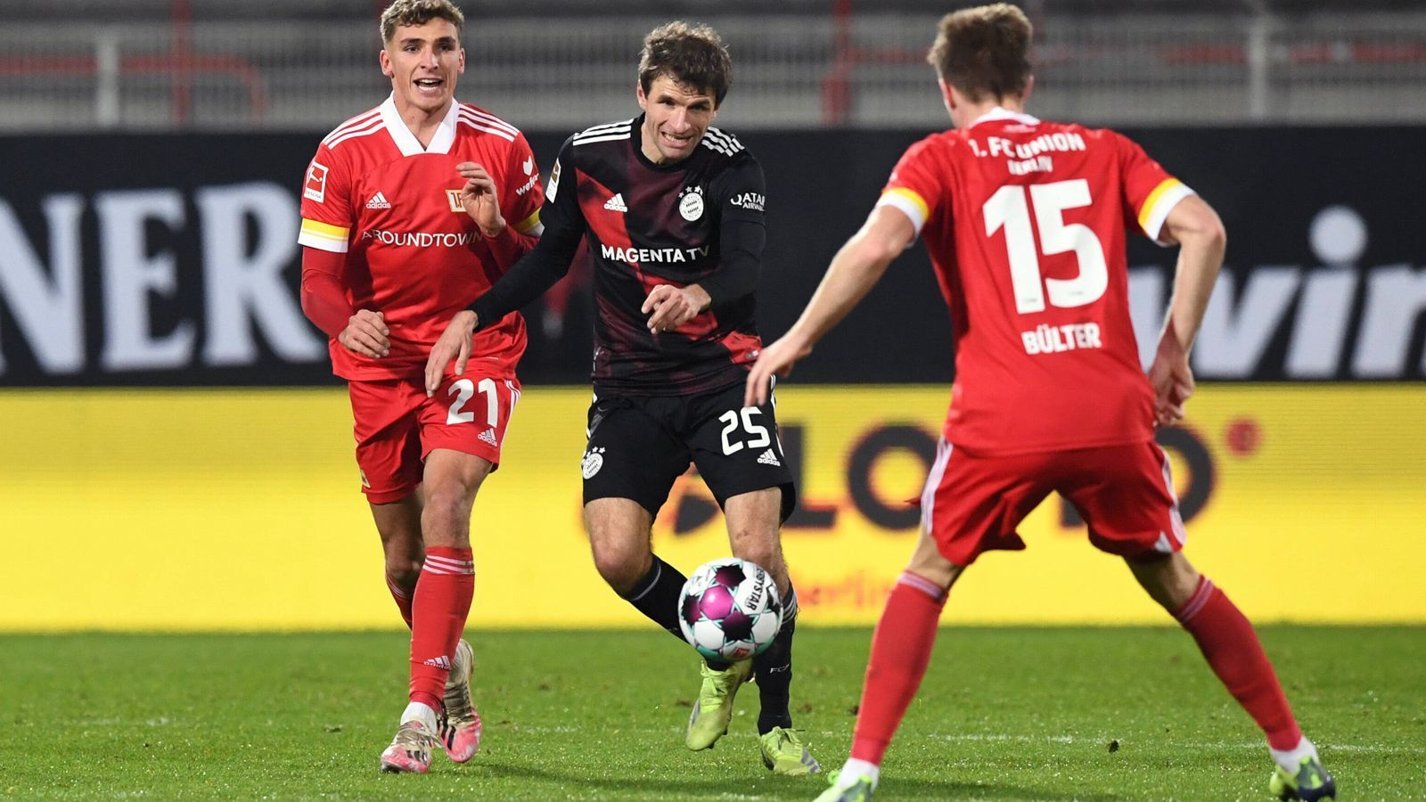 
                <strong>1:1 bei Union Berlin: Die Noten der Bayern-Stars</strong><br>
                Der FC Bayern erkämpft sich bei Union Berlin ein 1:1-Remis. Dabei merkt man dem Rekordmeister die Strapazen der vergangenen Wochen durchaus an. ran.de hat die Noten für die Bayern-Stars.
              