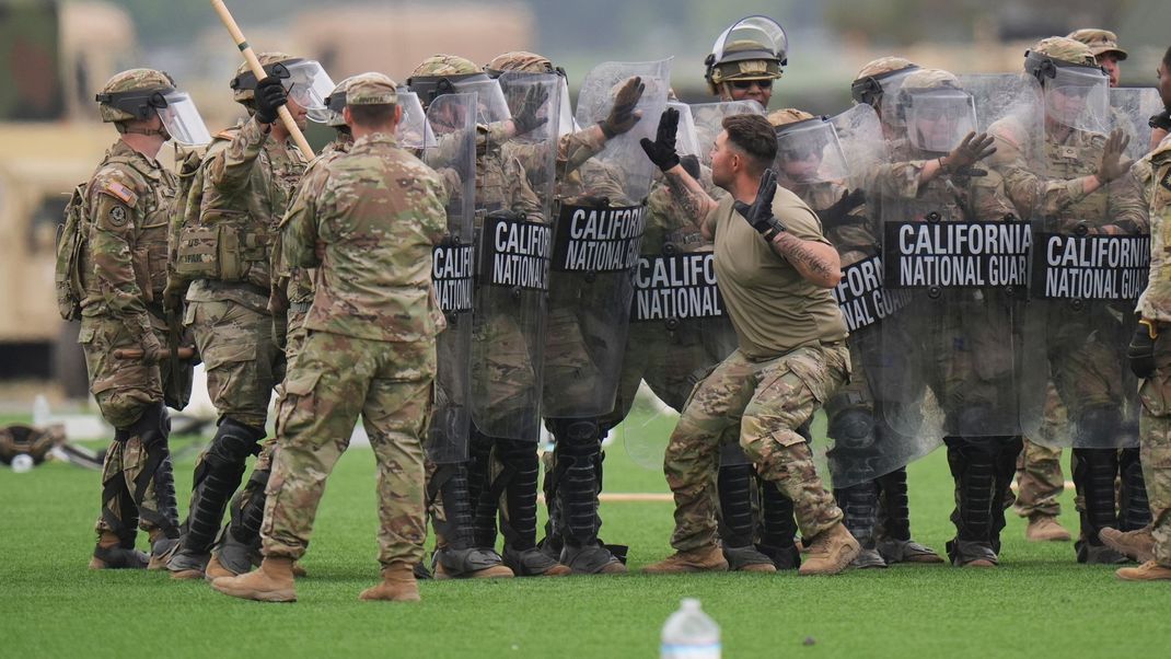 Mitglieder der US-Nationalgarde führen Übungen durch, nachdem sie zu den Protesten in Los Angeles entsandt wurden