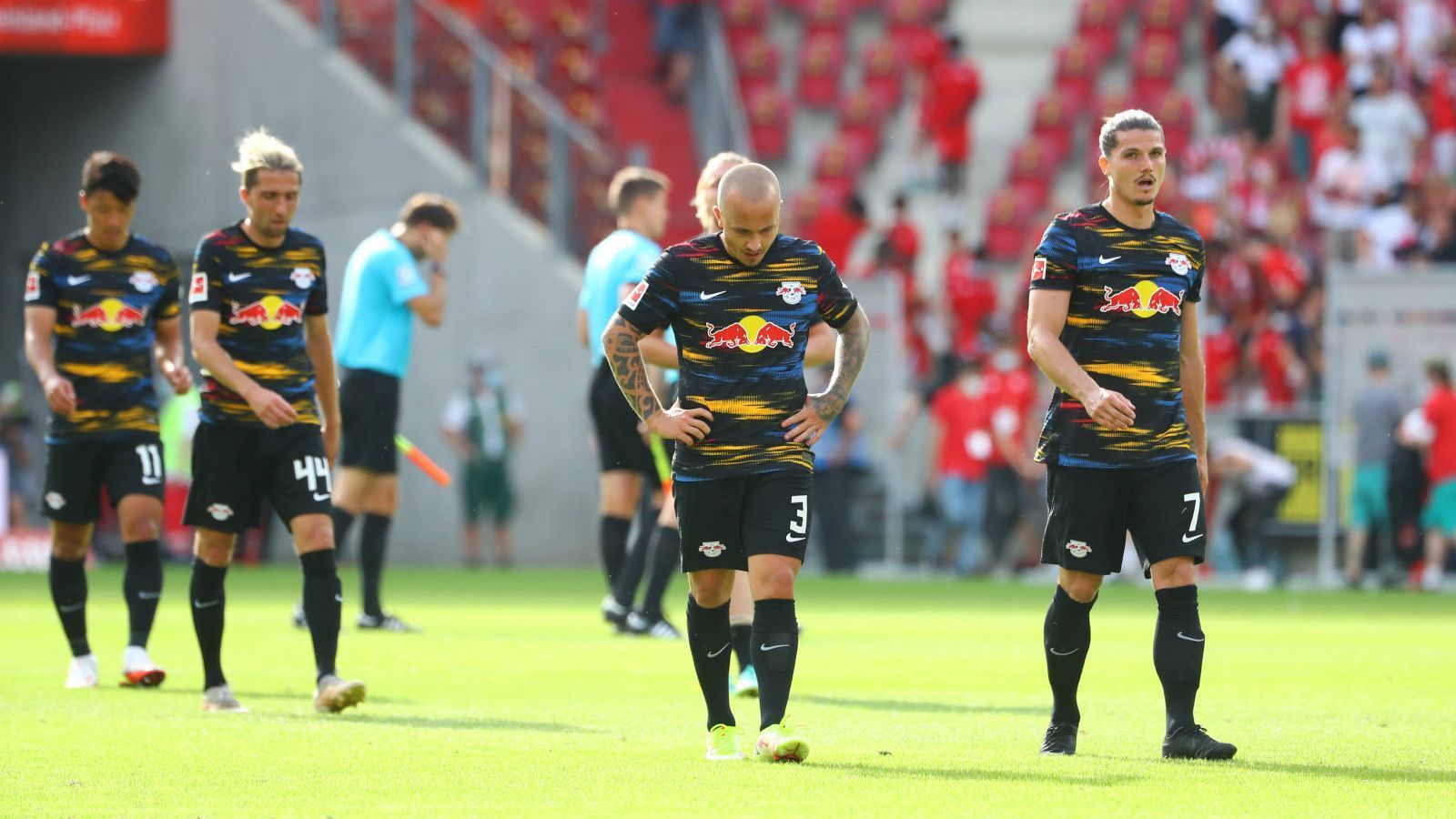 
                <strong>Verlierer: Die Offensive von RB Leipzig</strong><br>
                Nach dem souveränen 4:0 im Pokalspiel beim SV Sandhausen, immerhin Zweitligist und nominell das schwerste Los im "Amateurtopf" der 1. Pokalrunde, war die Stimmung in Leipzig bereits gut. Top-Stürmer Andre Silva sollte der ohnehin starken Offensive den letzten Schliff geben. Die gute Stimmung dürfte nach dem mehr als enttäuschenden 0:1 in Mainz jedoch schon wieder verflogen sein. Die Leipziger kamen nicht mit den aufopferungsvoll kämpfenden und arg ersatzgeschwächten Rheinhessen zurecht und scheiterten, wenn sie doch mal durchkamen, an Robin Zentner oder einem Mainzer Abwehrbein. Vor Jesse Marsch liegt noch viel Arbeit.
              