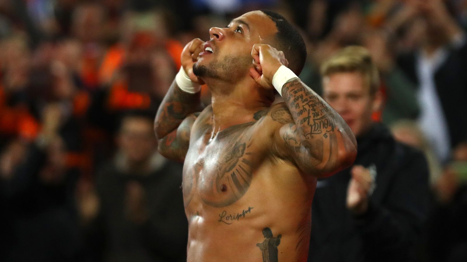 
                <strong>Memphis Depay (Olympique Lyon)</strong><br>
                Memphis Depay steht auf der Prioritätenliste des neuen Barca-Trainers Ronald Koeman. Der Niederländer macht keinen Hehl daraus, seinen Landsmann von Olympique Lyon nach Barcelona locken zu wollen. Und auch Depay selbst ist nicht abgeneigt. Der Stürmer soll laut "Daily Mail" zuletzt sogar ein Angebot des AC Milan abgelehnt haben, in der Hoffnung, Barcelona macht ernst. Lyon würde Depay, dessen Vertrag in einem Jahr ausläuft, sogar ziehen lassen. Allerdings nur, wenn der Preis stimmt. Ob Barca das nötige Kleingeld zusammenkratzen kann, hängt auch davon ab, wie es mit einer weiteren Personalie weitergeht...
              