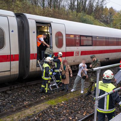 Unfall zwischen ICE und Regionalzug