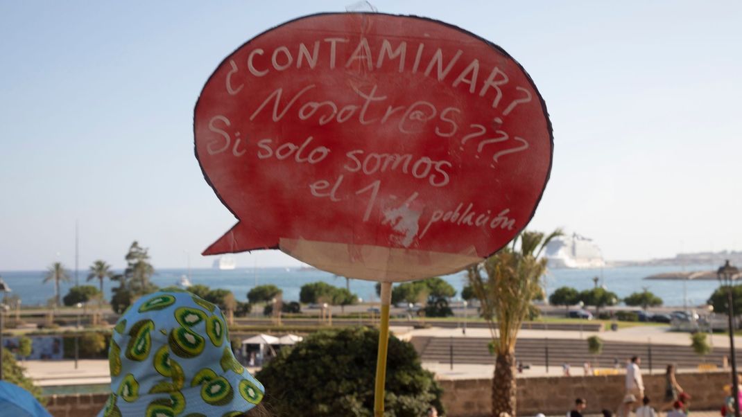 Auf dem Lieblingsurlaub-Ziel der Deutschen, Mallorca, protestieren Einheimische gegen den Tourismuszulauf.