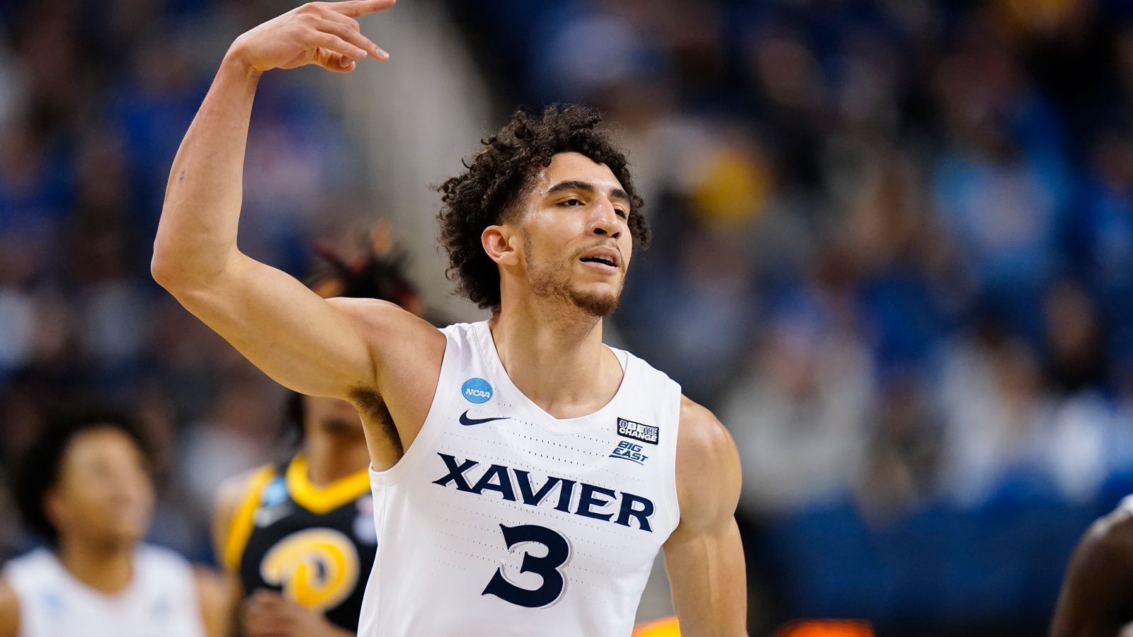 
                <strong>25. Pick: BOSTON CELTICS Colby Jones (Guard/Forward, Xavier, 28. Mai 2002)</strong><br>
                Stats 22/23: 15 Punkte, 5,7 Rebounds, 4,4 Assists, Quoten: 51/38/65 (36 Spiele)Boston hat sich diesen Pick im Zuge des Kristaps-Porzingis-Trades von den Grizzlies gesichert. Es wird sich zeigen, was die Celtics weiter vor haben und ob sie diesen Pick behalten werden. Es ist aber wahrscheinlich, dass sie, falls sie das tun, einen Spieler ins Visier nehmen würden, der potenziell sofort mithelfen kann. Jones passt in dieses Beuteschema als Spieler, der dribbeln, passen und werfen kann und einen hohen Basketball-IQ mitbringt. Er ist nicht der beste Athlet, kann aber das Spiel trotzdem auf unterschiedliche Arten beeinflussen und mehrere Positionen verteidigen. Nach dem Abgang von Marcus Smart wäre wieder Bedarf für einen solchen Spieler da, vielleicht nimmt Boston aber auch stattdessen einen größeren Spieler ins Visier.
              