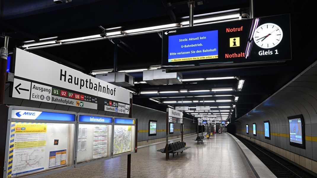 "Streik: Aktuell kein U-Bahn Betrieb" ist an einer Anzeigetafel in einem U-Bahn Bahnhof am Münchner Hauptbahnhof zu lesen. 