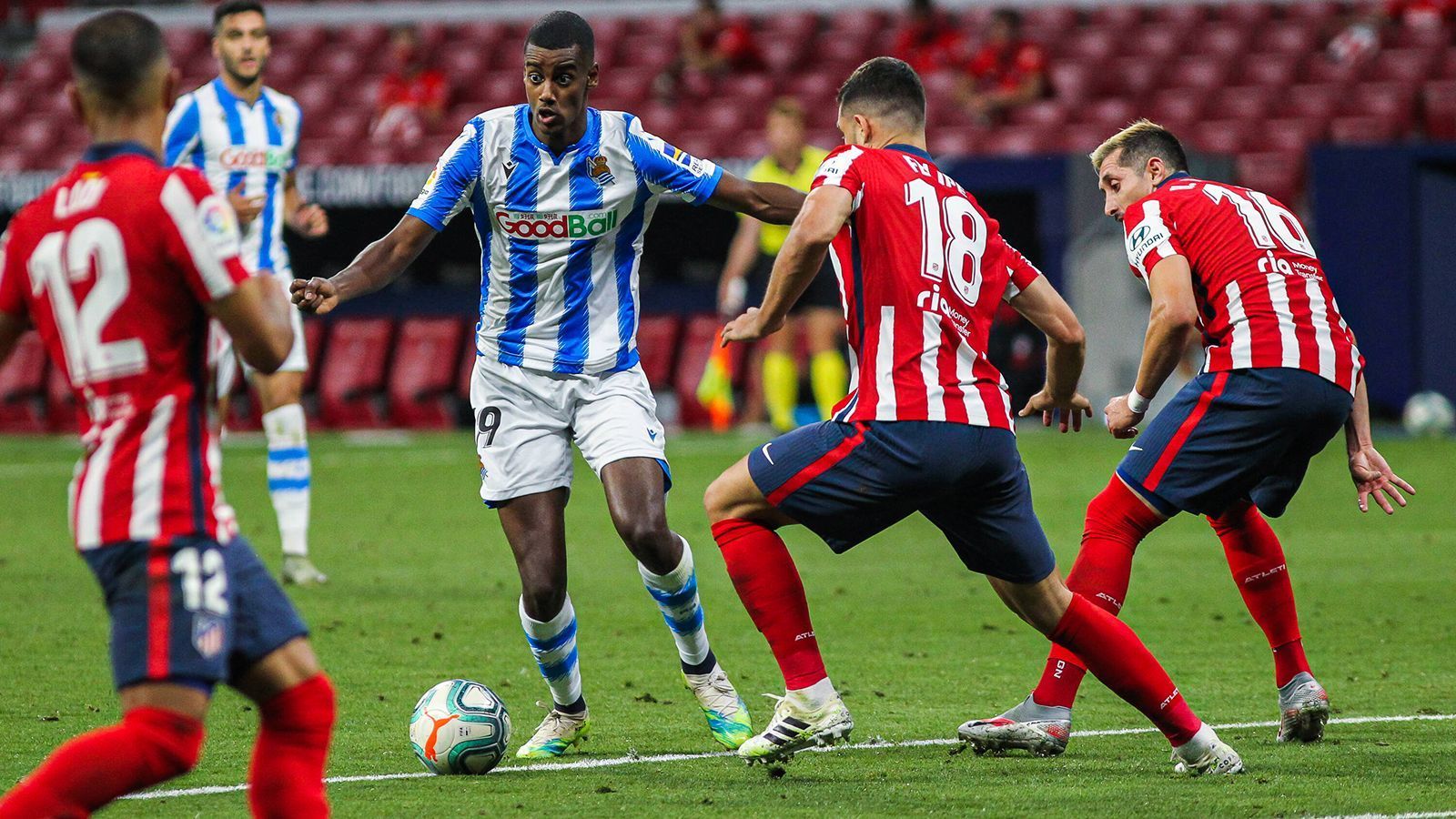 
                <strong>Alexander Isak (Juli 2019 zu Real Sociedad)</strong><br>
                Beinahe neun Millionen Euro ließen sich die Schwarz-Gelben Anfang 2017 die Dienste des damals erst 17-jährigen Alexander Isak kosten, der bei AIK Solna kickte. Der groß aufgeschossene Angreifer konnte sich aber nie für höhere Aufgaben empfehlen, in zwei Jahren BVB blieb es bei einem Tor in 13 Einsätzen. Nach einer halbjährigen Leihe zu Willem II wechselte Isak im Sommer 2019 zu Real Sociedad. Dort war er in seinem ersten Jahr zwar kein Stammspieler, kam aber mit der Ausnahme von einem einzigen Spiel wettbewerbsübergreifend immer zum Einsatz und sammelte 19 Scorerpunkte (16 Tore, drei Assists). In der laufenden Saison ist er Stammspieler in der Mannschaft, die die Primera Division gerade auf den Kopf stellt und die Tabelle anführt.
              