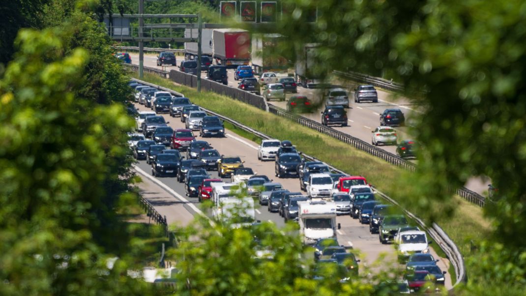 Fahrzeuge stehen im Rückreiseverkehr auf der Autobahn A8 bei Irschenberg.