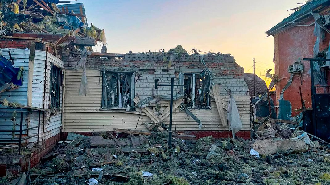 Dieses vom amtierenden Gouverneur der Region Kursk, Alexej Smirnow, über seinen Telegrammkanal veröffentlichtes Foto zeigt ein beschädigtes Haus nach Beschuss. 