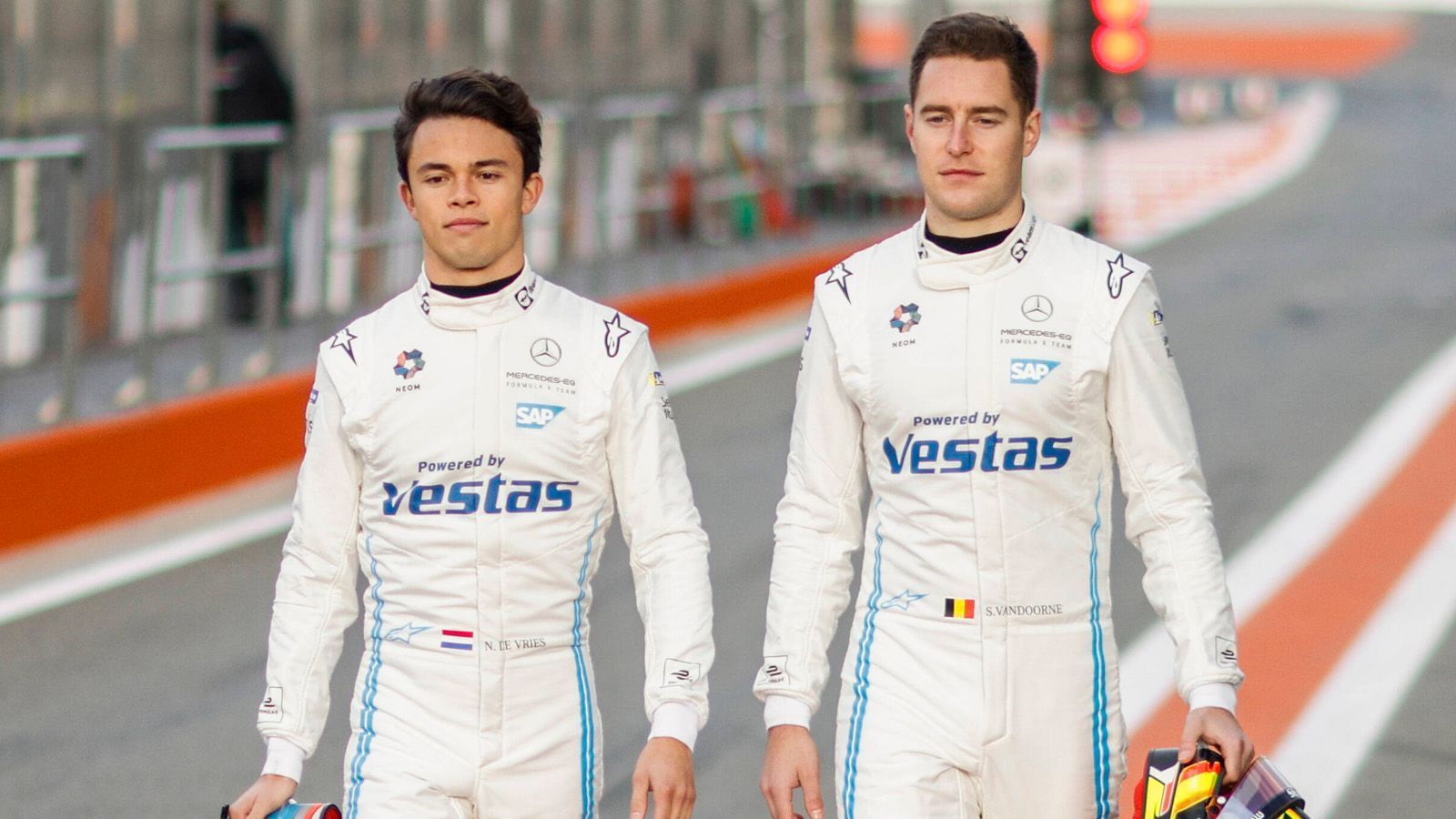 
                <strong>Mercedes-EQ Formula E Team</strong><br>
                Nyck de Vries (li.) und Stoffel Vandoorne
              