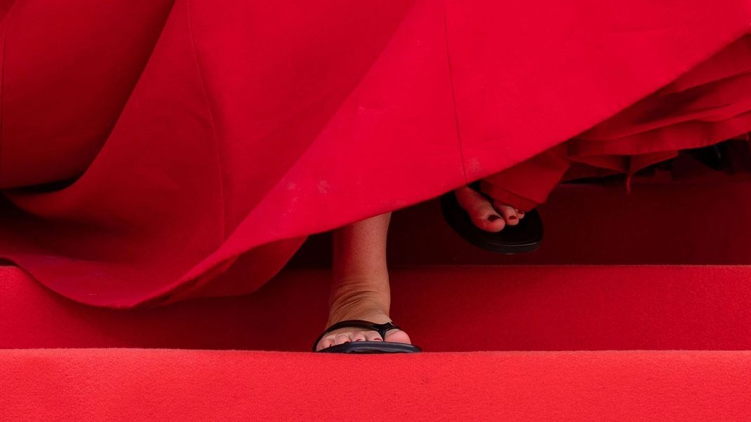 Jennifer Lawrence trug Flip-Flops zum Dior-Dress - aus Versehen und nicht als Statement.