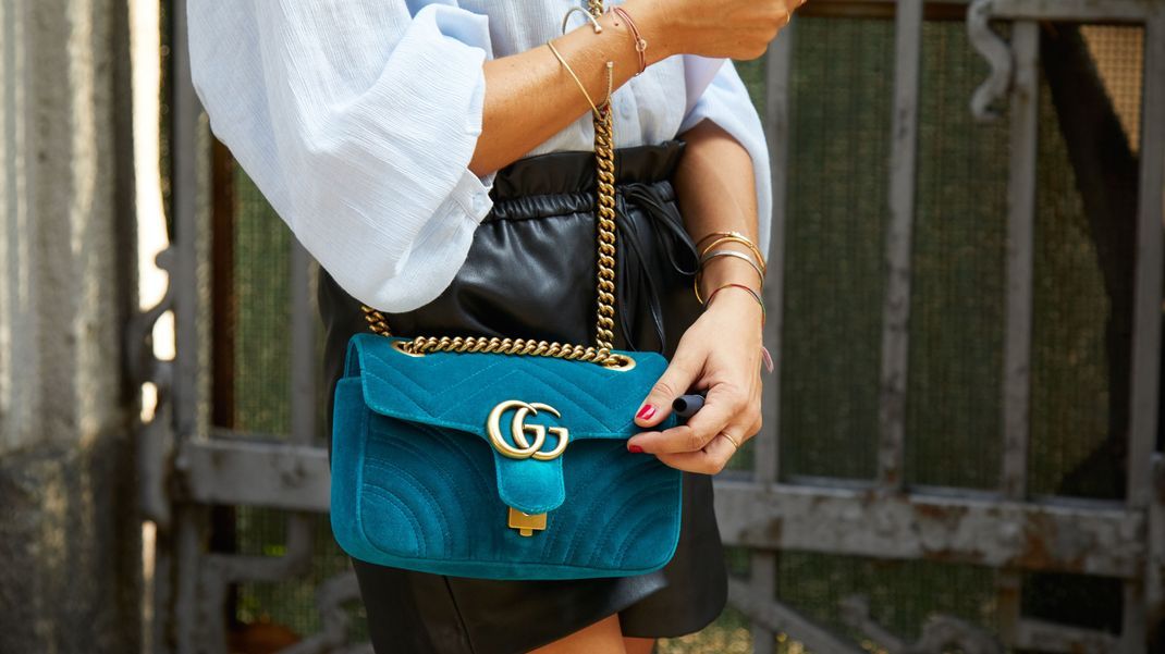 Eine Designer-Tasche, wie die "Marmont" von Gucci ist eine echte Investition. Wir verraten, auf welche Modelle es sich lohnt zu sparen.