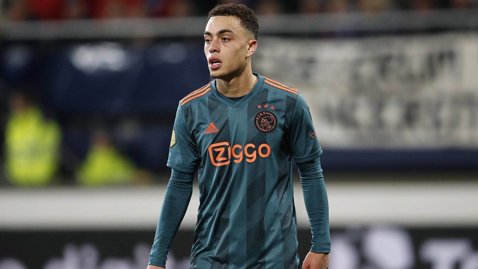 
                <strong>Sergino Dest (Ajax Amsterdam)</strong><br>
                Bereits seit geraumer Zeit soll es Kontakt zum niederländischen Rechtsverteidiger geben. Doch der 19-Jährige sendet keine eindeutigen Signale. Einerseits soll er an einem Wechsel nach München interessiert sein, andererseits kursieren Bilder, die ihn im Trikot des FC Barcelona zeigen. Auch Juventus Turin hat wohl Interesse an Dest bekundet.
              