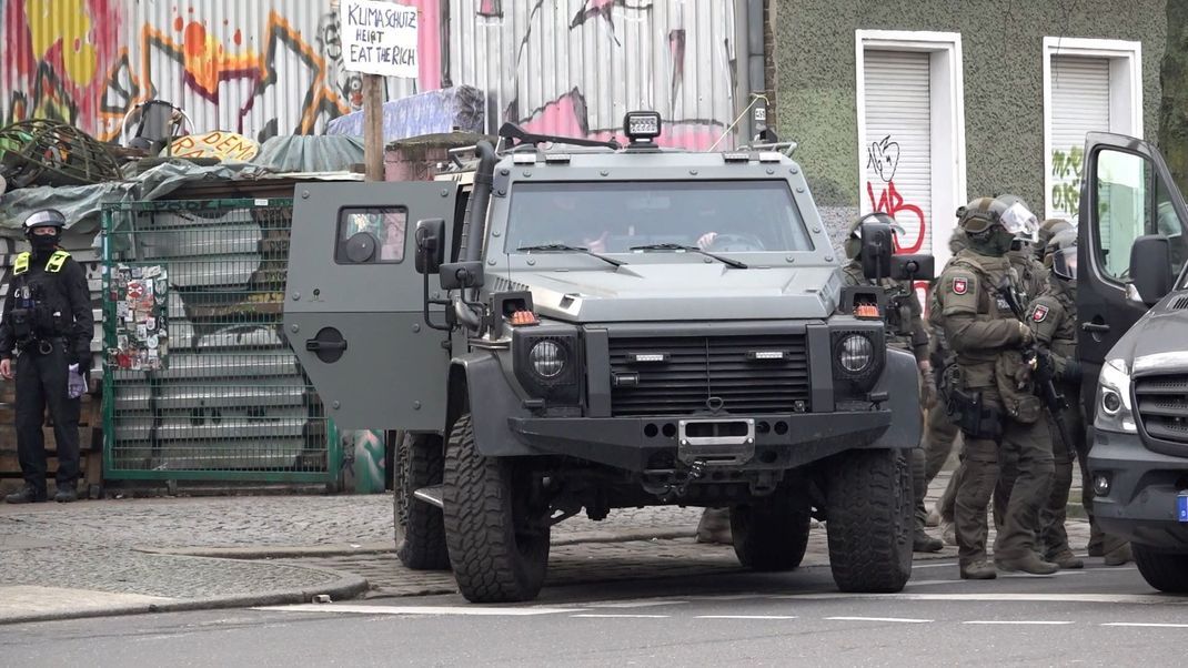 Einsatzkräfte der Polizei bei den Festnahmen mutmaßlicher Ex-RAF-Terroristen in Berlin.