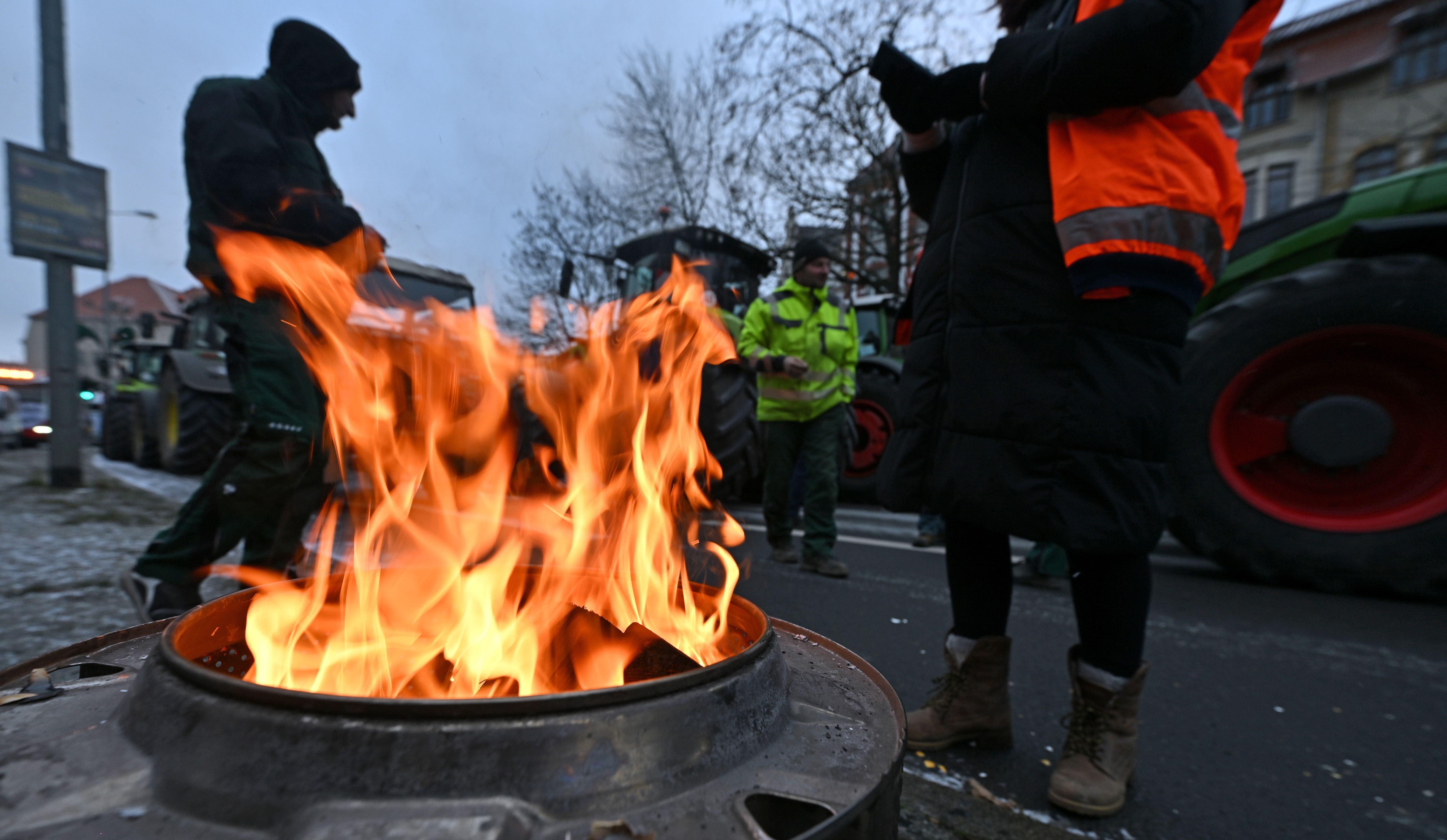 Landwirt:innen haben im Rahmen der Protest-Aktionswoche eine Blockade am Juri-Gagarin-Ring in Thüringen errichtet.