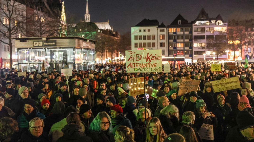 Mehr als 10.000 Menschen haben am Abend in Köln gegen die AfD demonstriert.