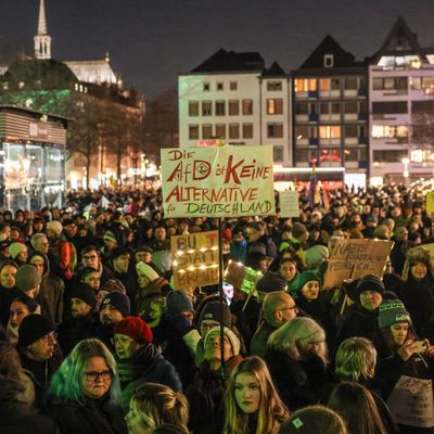 Mehr als 10.000 Menschen haben am Abend in Köln gegen die AfD demonstriert.