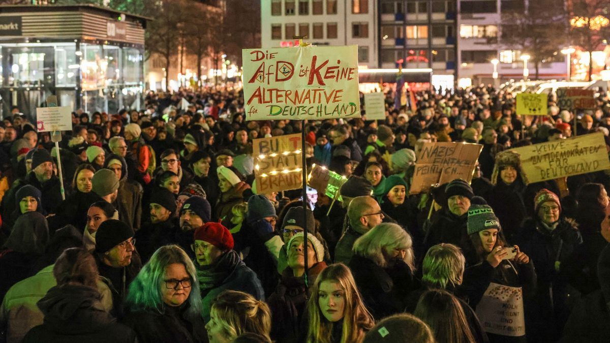 Mehr als 10.000 Menschen haben am Abend in Köln gegen die AfD demonstriert.
