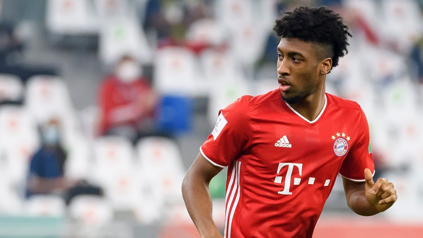 
                <strong>Kingsley Coman</strong><br>
                Wirbelt im offensiven Mittelfeld gemeinsam mit Gnabry und Sane, wobei er der auffälligste des Trios ist. Mit seiner Schnelligkeit gerade im Zusammenspiel mit Davies auf dem linken Flügel brandgefährlich. Kommt schon in der 5. Minute erstmals zum Abschluss. Auch in der Folge mit viel Zug zum Tor. Seine Abschlüsse aus der Distanz landen in den ersten 45 Minuten zwar immer in den Armen von Tigres-Keeper Guzman. Trotzdem ein ständiger Gefahrenherd für die Mexikaner. In der 73. Minute für Costa ausgewechselt. ran-Note: 2
              