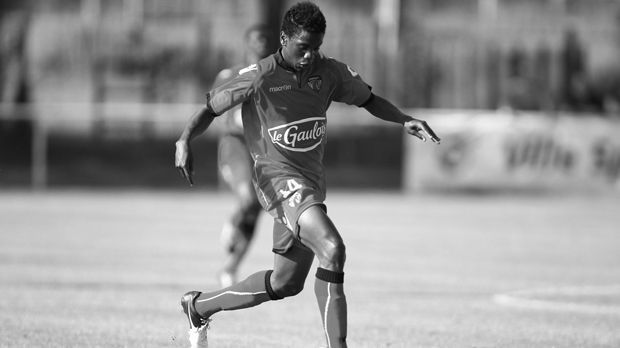 
                <strong>Patrick Ekeng</strong><br>
                Der Kameruner Patrick Ekeng brach im Mai 2016 mit nur 26 Jahren kurz nach seiner Einwechslung im Spiel der rumänischen Liga zwischen Dinamo Bukarest und dem FC Viitorul Constanta zusammen und konnte nicht wiederbelebt werden.
              