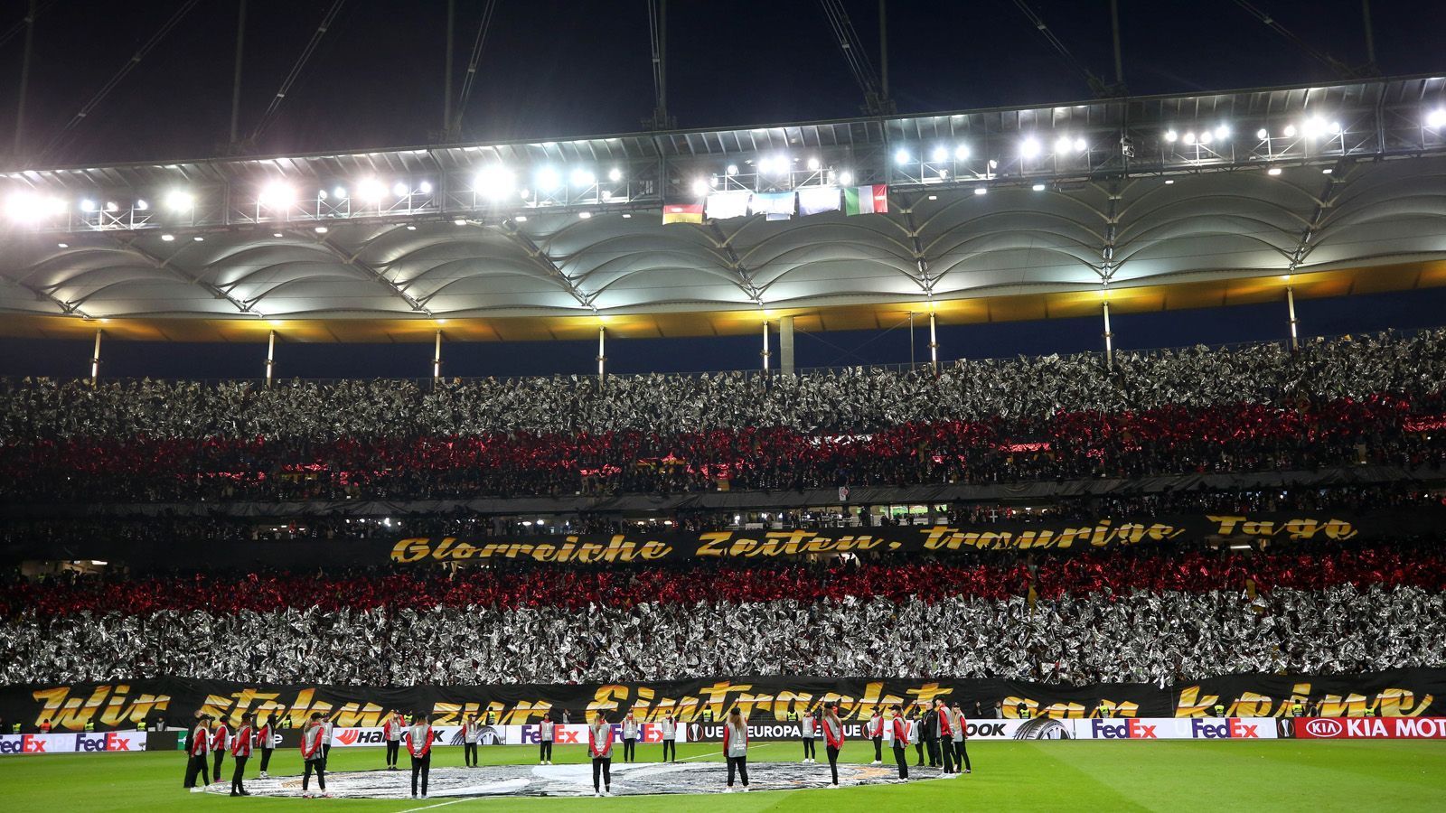 
                <strong>Heimspiel gegen Inter Mailand (7. März 2019)</strong><br>
                Außerdem wurde ein Spruchband hochgehalten, welches demonstrierte, wie die gesamte Stadt zu ihrem Verein hält. "Glorreiche Zeiten, traurige Tage. Wir stehen zur Eintracht, gar keine Frage." Gänsehaut pur!
              