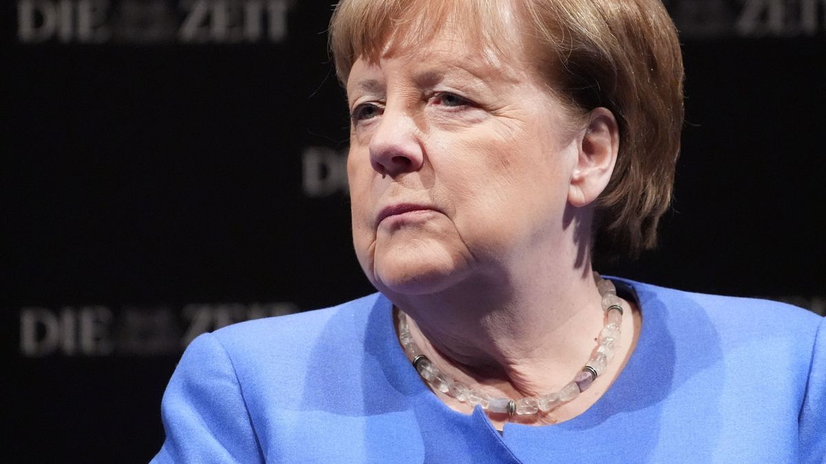 5. Februar 2025, Hamburg: Altkanzlerin Angela Merkel (CDU) sitzt während der «Die Zeit»-Veranstaltung «Eine Stunde Zeit mit.» auf der Bühne im Deutschen Schauspielhaus. 