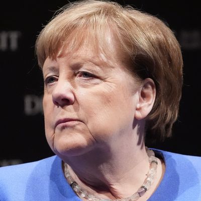 5. Februar 2025, Hamburg: Altkanzlerin Angela Merkel (CDU) sitzt während der «Die Zeit»-Veranstaltung «Eine Stunde Zeit mit.» auf der Bühne im Deutschen Schauspielhaus. 