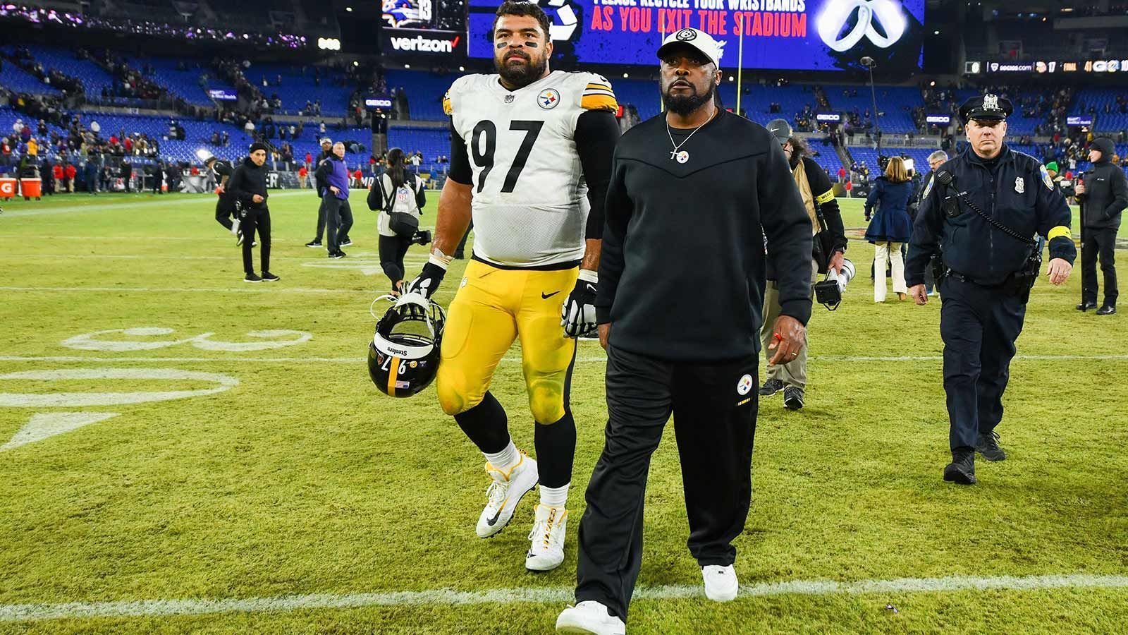 
                <strong>Pittsburgh Steelers - Cameron Heyward</strong><br>
                Vergangene Saison wurde Cameron Heyward in den Pro Bowl gewählt. Eigentlich kein Grund für eine Entlassung, allerdings war er zuvor drei Jahre in Serie All-Pro. Außerdem brach die Anzahl seiner Solo Tackles um ca. 30 Prozent ein. Eine Entlassung ist zwar nicht wahrscheinlich, doch wenn der Routinier einen schlechten Eindruck im Trainingslager macht, könnten die Pittsburgh Steelers entscheiden, dass er seinen Cap Hit von fast 22,3 Millionen Dollar nicht mehr wert ist.&#x2022; Vor dem 1. Juni<br/><br>&#x2022; Nach dem 1. Juni<br/><br>
              