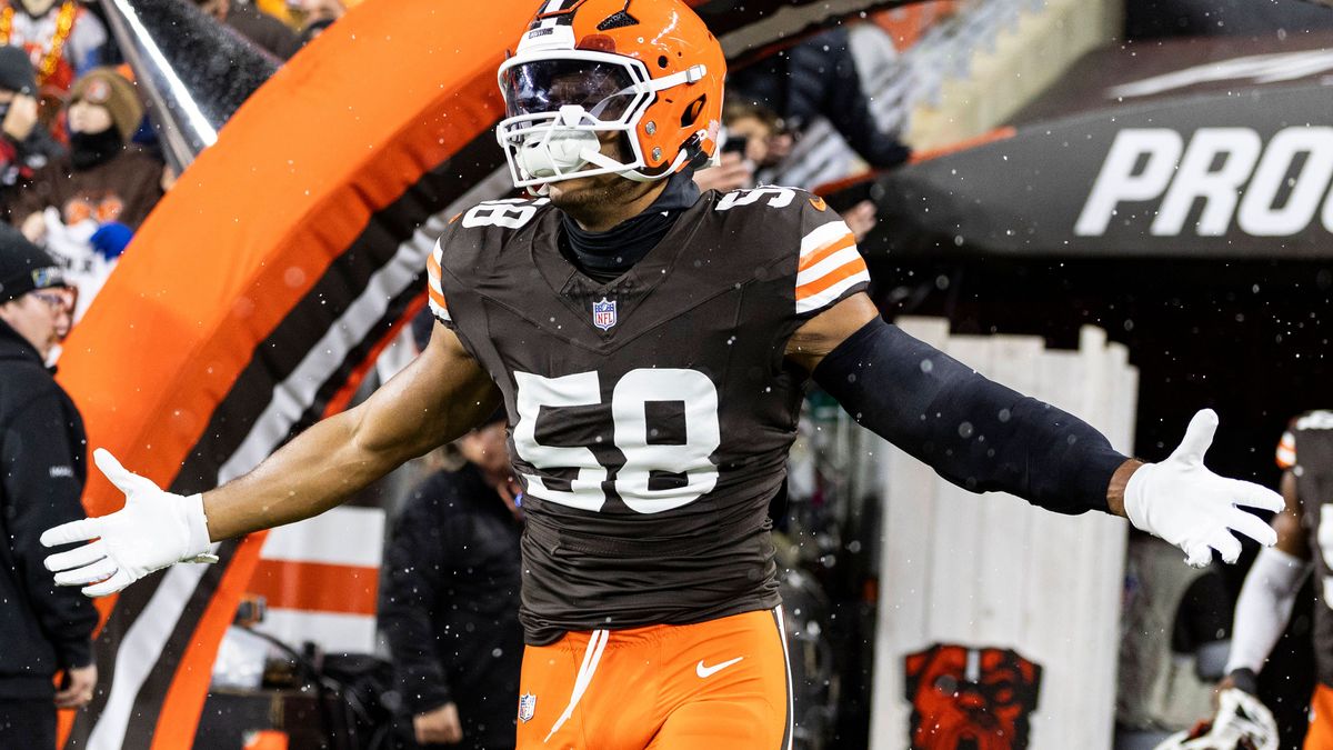 NFL, American Football Herren, USA Pittsburgh Steelers at Cleveland Browns Nov 21, 2024; Cleveland, Ohio, USA; Cleveland Browns linebacker Jordan Hicks (58) enters the field for warmups before the ...