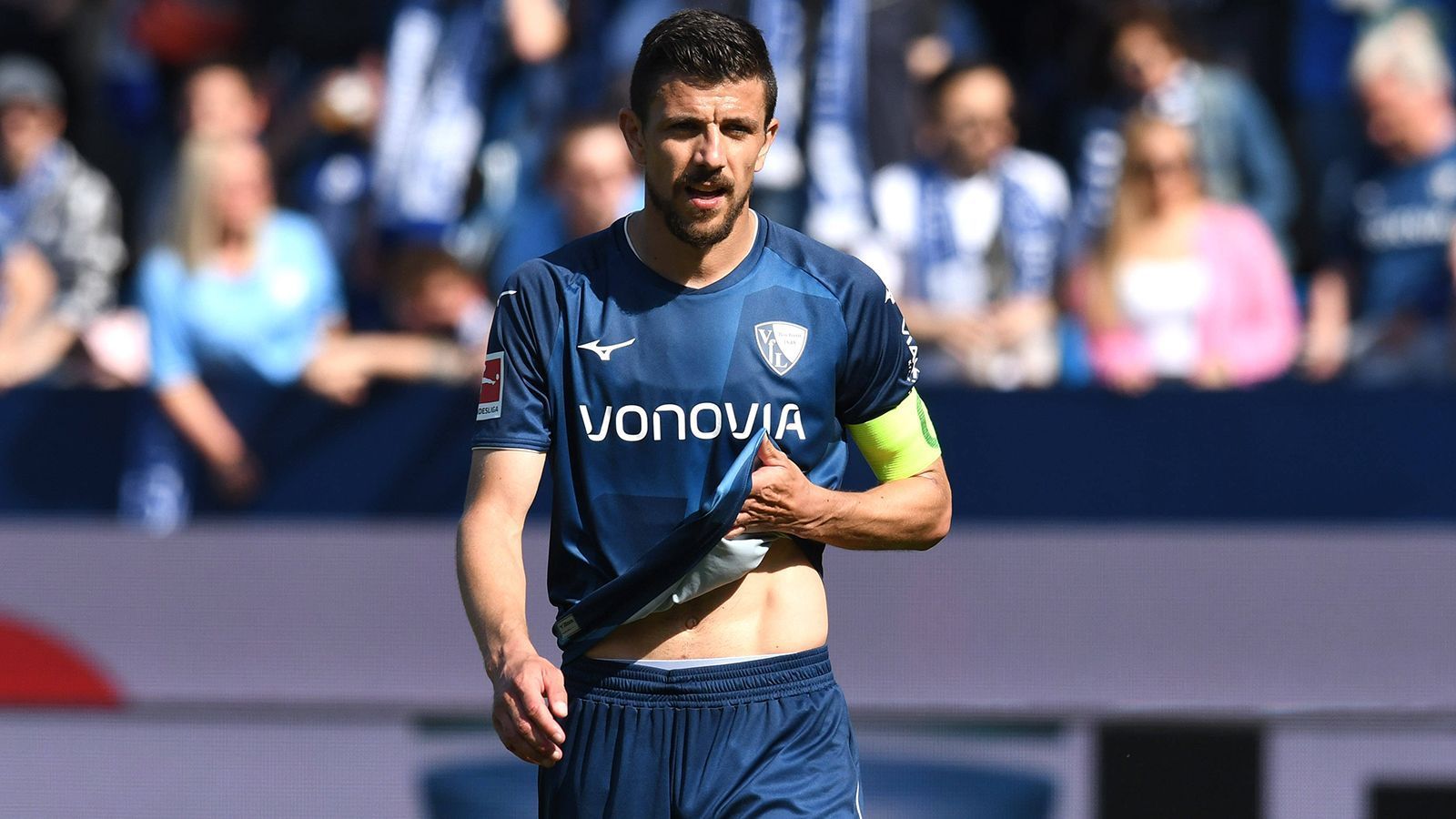 
                <strong>VfL Bochum</strong><br>
                Der VfL Bochum sicherte sich am letzten Spieltag der vergangenen Saison den Klassenerhalt und geht in sein drittes Bundesliga-Jahr in Folge. Kapitän bleibt der Franzose Anthony "Toto" Losilla.
              