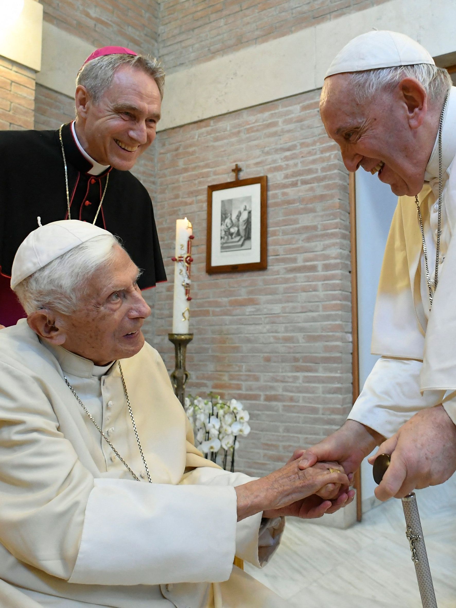 Papst Franziskus grüßt seinen emeritierten Vorgänger während des Besuchs der 20 neuen Kardinäle im Vatikan im August 2022.