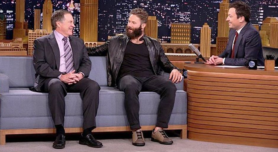 
                <strong>Bill Belichick und Julian Edelman</strong><br>
                Nach dem Gewinn des Super Bowl LI waren Coach Bill Belichick und Wide Receiver Julian Edelman von den New England Patriots in der amerikanischen "Tonight Show" von Jimmy Fallon. Dort standen sie dem Moderator Rede und Antwort. Fallon fragte Edelman, wie er diesen verrückten Catch im Super Bowl hinbekommen habe. Edelman: "Das war zu 70 Prozent Glück." Besonders komisch: Während der Sendung lächelte Belichick. Sogar mehrmals. 
              