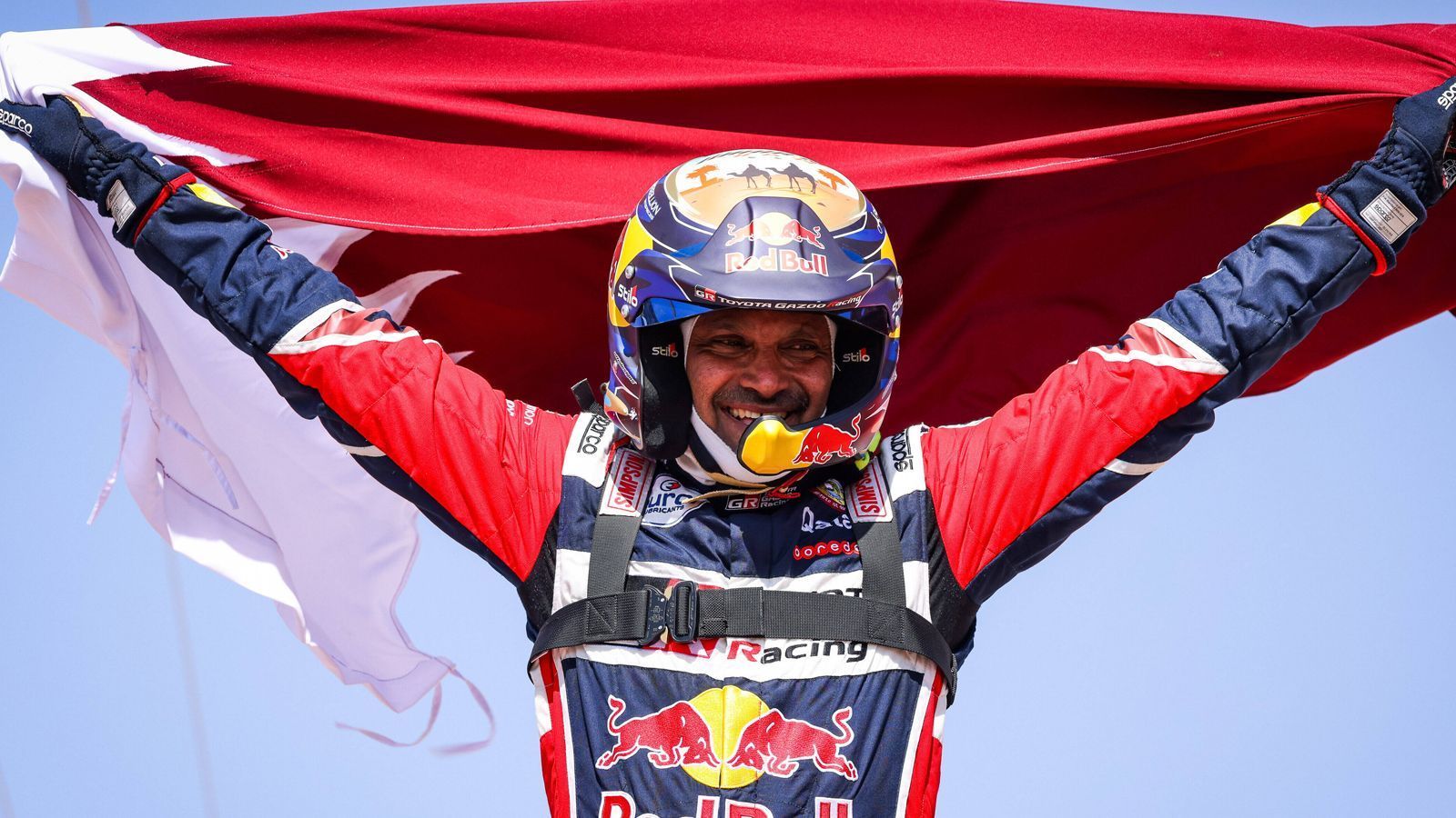 
                <strong>Nasser Al-Attiyah (Abt Cupra XE)</strong><br>
                Nasser Al-Attiyah: "Mr. Dakar", er hat die berühmt-berüchtigte Rallye dieses Jahr nach 2011, 2015 und 2019 bereits zum vierten Mal gewonnen, daneben wurde er seit 2004 fünf Mal Zweiter. Der Katarer ist ein ausgewiesener Rallye-Spezialist, war 2014 und 2015 auch WRC-2-Champion. Das ist aber nicht alles: Von 1996 an nahm er als Sportschütze an sechs Olympischen Spielen teil und gewann 2012 im Skeetwettbewerb Bronze. Ein Multitalent also.
              