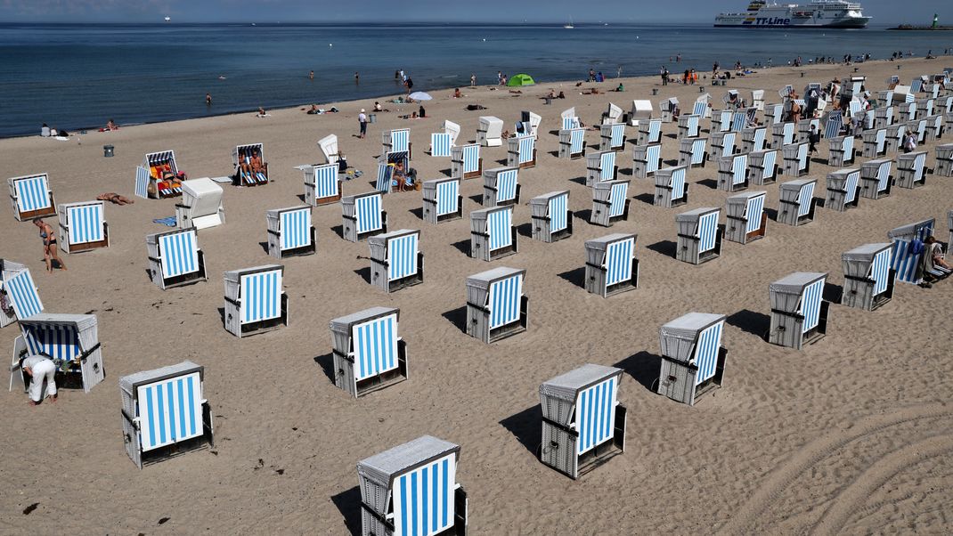 Am Dienstagnachmittag verabschiedet sich der Sommer mit kräftigen Gewittern, Starkregen, Hagel und Sturmböen.