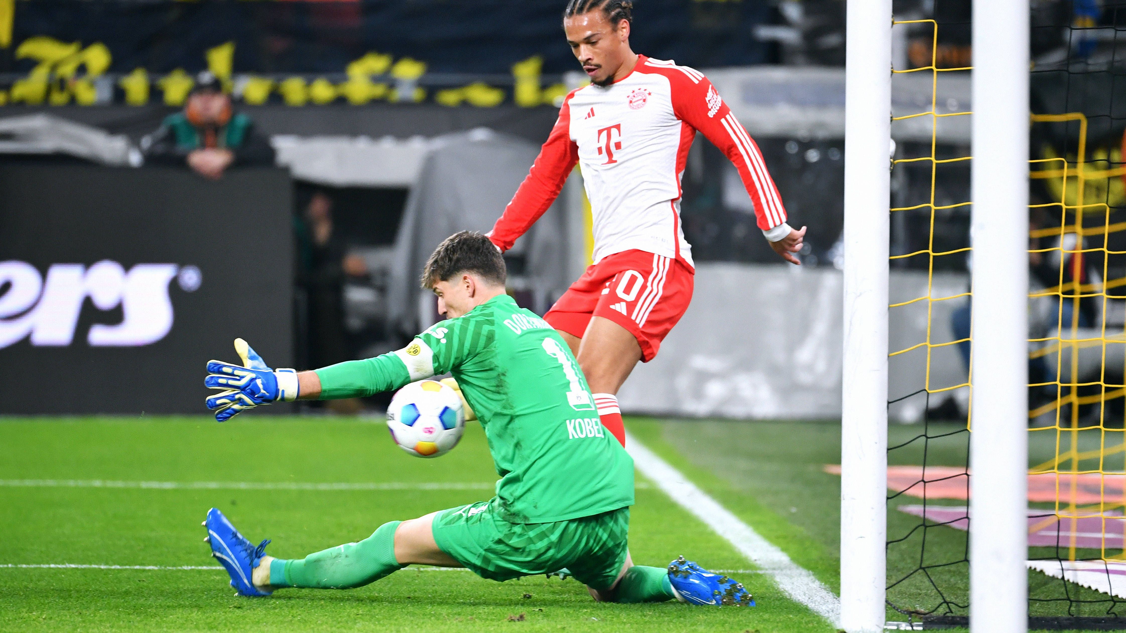 <strong>Gregor Kobel<br></strong>In der insgesamt schwachen Dortmunder Mannschaft ist Keeper Gregor Kobel noch der Beste. Bei den beiden frühen Gegentoren ist der Schweizer absolut chancenlos, direkt nach der Pause rettet Kobel allerdings einige Mal exzellent und verhindert somit die vorzeitige Entscheidung im Spiel. Beim dritten und vierten Tor durch Kane hat er erneut keine Chance, verhindert aber insgesamt sogar ein Debakel. <strong><em>ran</em>-Note: 2</strong>