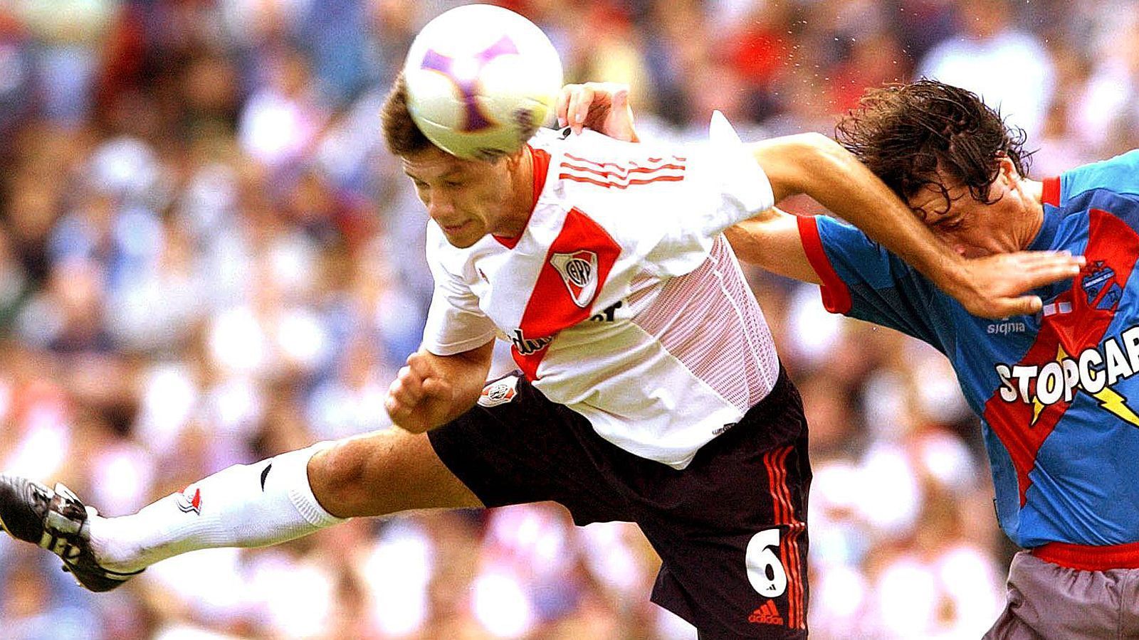 
                <strong>Martin Demichelis (River Plate)</strong><br>
                Zeit im Verein: Sommer 1997 bis Sommer 2003Position: Abwehr/MittelfeldDer Defensivallrounder (l.) spielte sich bei River Plate so sehr in den Vordergrund, dass Bayern München zugriff und Demichelis zu einer titelreichen Karriere verhalf. 2015 stand er laut eigener Aussage vor der Rückkehr. Gespräche mit Verantwortlichen sollen schon geführt worden sein, doch dann hätte sich Trainer Marcello Gallardo dagegen ausgesprochen. "Man könnte sagen, ich hätte mein Zeug schon gepackt und war bereit zurückzukehren", sagte Demichelis rückblickend.
              