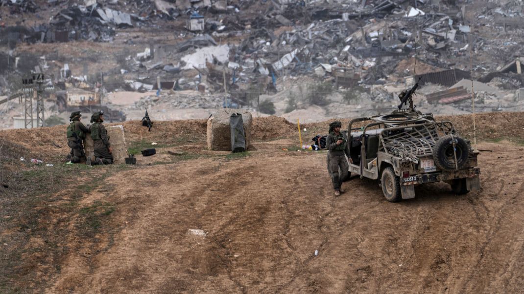 Israelische Armeefahrzeuge und Soldaten sind in der Nähe der Grenze zum Gazastreifen zu sehen. 