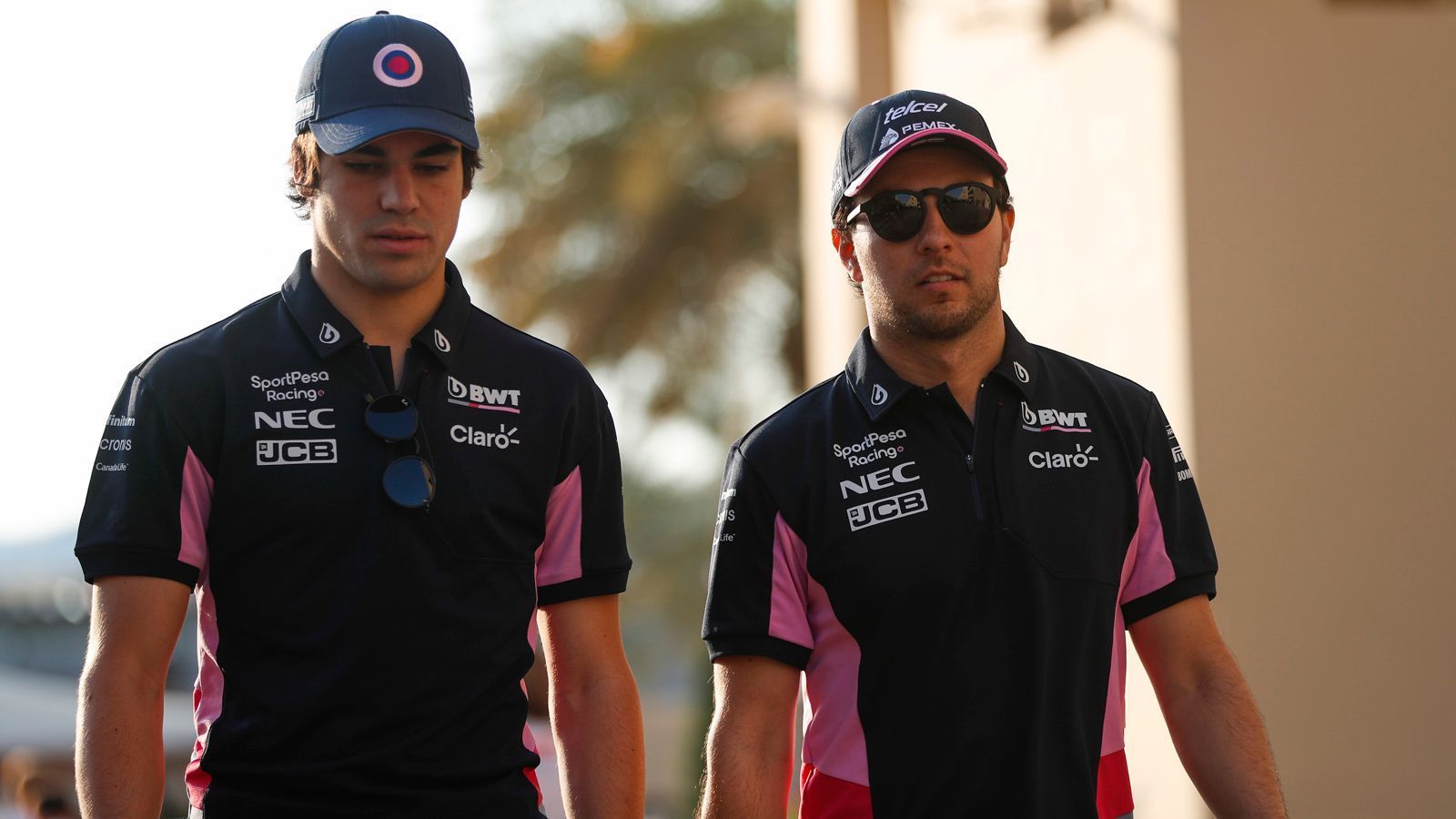 
                <strong>Teamkollege noch offen</strong><br>
                Ungeklärt ist noch, wer kommende Saison der Teamkollege von Vettel sein wird. Die derzeitigen Fahrer Sergio Perez und Lance Stroll haben beide einen gültigen Vertrag für die kommende Saison. Perez gilt zwar als der bessere Fahrer. Allerdings ist Stroll der Sohn des Milliardärs Lawrence Stroll, der als Eigentümer an dem Rennstall beteiligt ist. Also hat Stroll seinen Platz sicher? Nicht unbedingt. Aus Kreisen von Perez heißt es, dass seine Sponsoren mit viel Geld um das Cockpit kämpfen wollen.
              