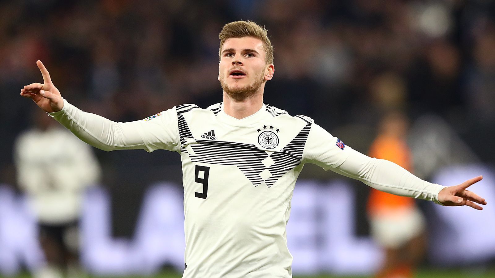 
                <strong>Timo Werner</strong><br>
                Manchmal sind seine Füße schneller als sein Kopf. In der 10. Minute passt die Abstimmung der beiden Körperteile. Legt sich den Ball geschickt mit dem Kopf vor und zieht aus 16 Metern volley mit dem Fuß ab. Sein erster Treffer fürs DFB-Team nach zwölf torlosen Stunden. Auch in der zweiten Hälfte höchst bemüht und spielfreudig. ran-Note: 2
              