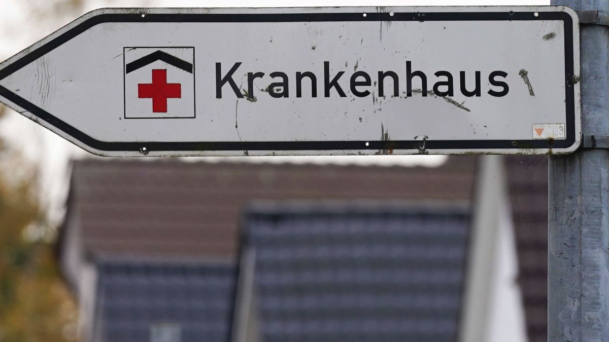 Hinweisschild mit der Aufschrift «Krankenhaus»