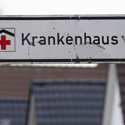 Hinweisschild mit der Aufschrift «Krankenhaus»