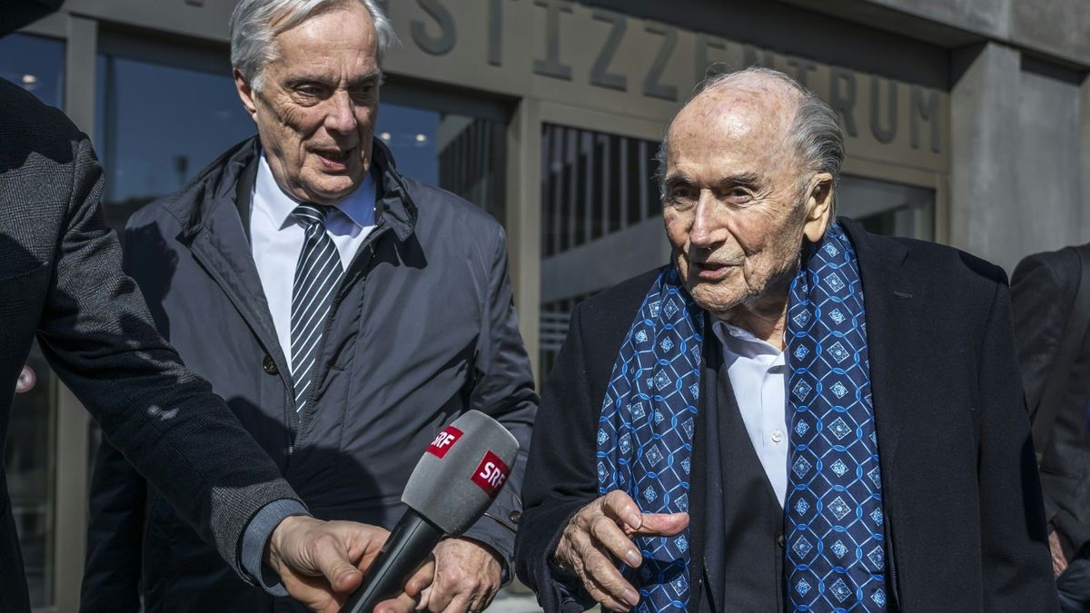 Sepp Blatter (r.) in Muttenz