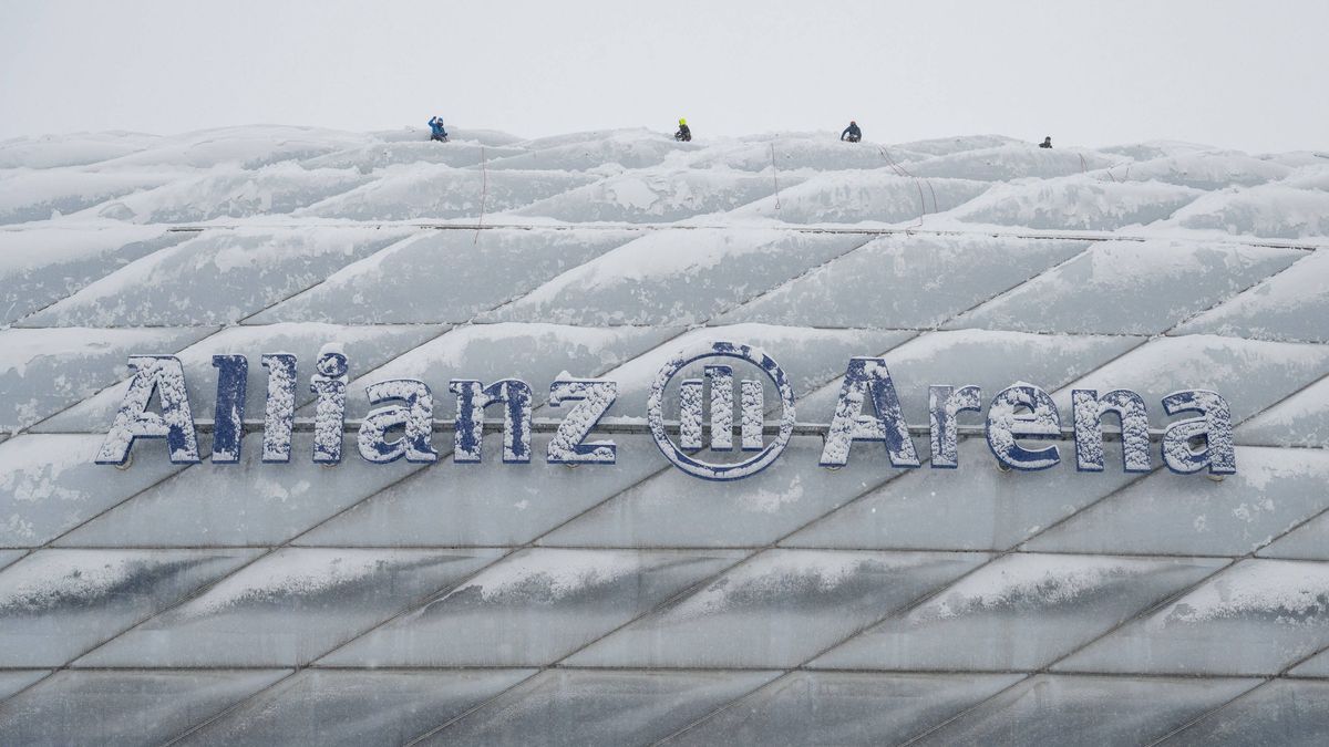 Allianz Arena wird von den Schneemassen befreit. Wagemutige mit Seilsicherung., FC Bayern Muenchen vs. 1. FC Union Berlin, Fussball, Bundesliga, 13. Spieltag, 02.12.2023 DFB regulations prohibit an...