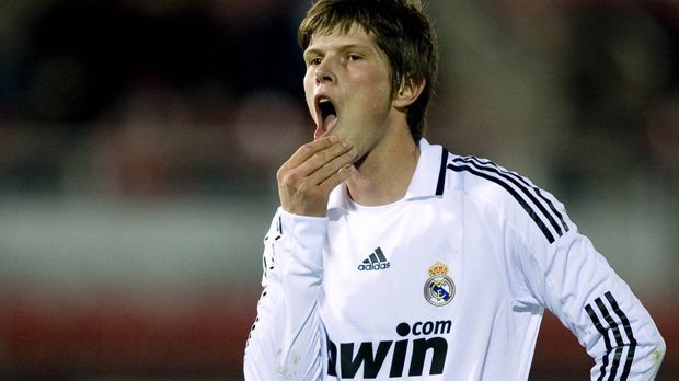 
                <strong>Klaas-Jan Huntelaar</strong><br>
                Kleiner Trost für Inter: Etwas Ähnliches war auch Real Madrid rund drei Jahre zuvor passiert. Die Königlichen hatten im Winter 2008 den heutigen Schalke-Profi Klaas-Jan Huntelaar und den Franzosen Lassana Diarra verplichtet. Auch die beiden hatten bereits im Uefa-Pokal gespielt. "Das ist kein Aprilscherz, sondern die Realität eines Pfuschwerks", spottete damals die spanische "Marca". Real durfte laut Reglement nur einen der beiden Zugänge für die Champions League melden. Real entschied sich letztlich für Diarra. Der für die Panne verantwortliche Sportdirektor Predrag Mijatovic musste den Verein übrigens ein halbes Jahr später verlassen.
              