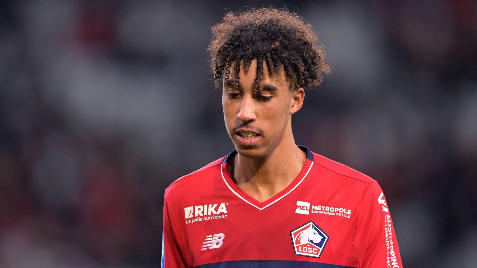 
                <strong>Innenverteidiger: Leny Yoro (LOSC Lille)</strong><br>
                Der zweite Innenverteidiger unserer Top-Elf ist Leny Yoro. Der 17-Jährige spielt beim LOSC Lille und durfte in dieser Saison in 13 Spielen in der Ligue 1 sein Können unter Beweis stellen. In der traditionell guten französischen Jugendarbeit schimmert hier der nächste Diamant. Er kann auch im defensiven Mittelfeld eingesetzt werden.
              