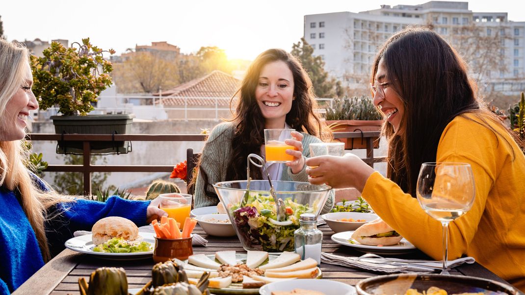 Was kommt bei dir beim Essen mit Freunden meistens auf den Tisch? Und wie ernährst du dich im Büro? Wir klären, wie du erkennst, ob du dich bereits gesund ernährst.