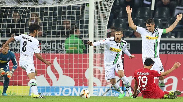 
                <strong>Zwei Elfer gegen Augsburg</strong><br>
                Nach einem Duell zwischen Granit Xhaka und Dong-Won Ji pfeift Schiri Daniel Siebert zum zweiten Mal Elfmeter für Augsburg. Auch hier ist Keeper Yann Sommer machtlos. Immerhin: Trotz der beiden Elfer gewinnt die Borussia mit 4:2.
              
