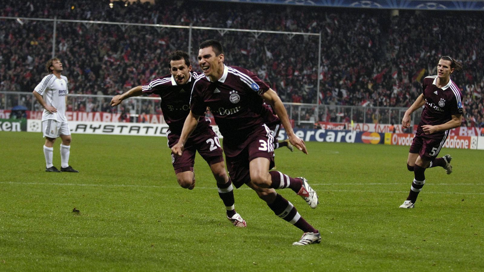 
                <strong>FC Bayern München - Real Madrid (Saison 2006/07)</strong><br>
                Das Achtelfinal-Rückspiel der Saison 2006/07 zwischen dem FC Bayern und Real Madrid wurde zu einem Nervenkrimi. Nachdem die Spanier zunächst zu Hause im Hinspiel mit 3:2 gewannen, konnten die Münchner in der Allianz Arena durch Treffer von Roy Makaay und Lucio zwischenzeitlich einen 2:0-Vorsprung herausarbeiten. Doch kurz vor dem Ende traf van Nistelrooy noch zum Anschluss gegen die zu diesem Zeitpunkt bereits in Unterzahl spielenden Münchner (Mark van Bommel sah in der 82. Minute Gelb-Rot) und sorgte so für mächtig Spannung. Dennoch brachten die Münchner den knappen Vorsprung über die Zeit und jubelten über den Viertelfinal-Einzug. 
              