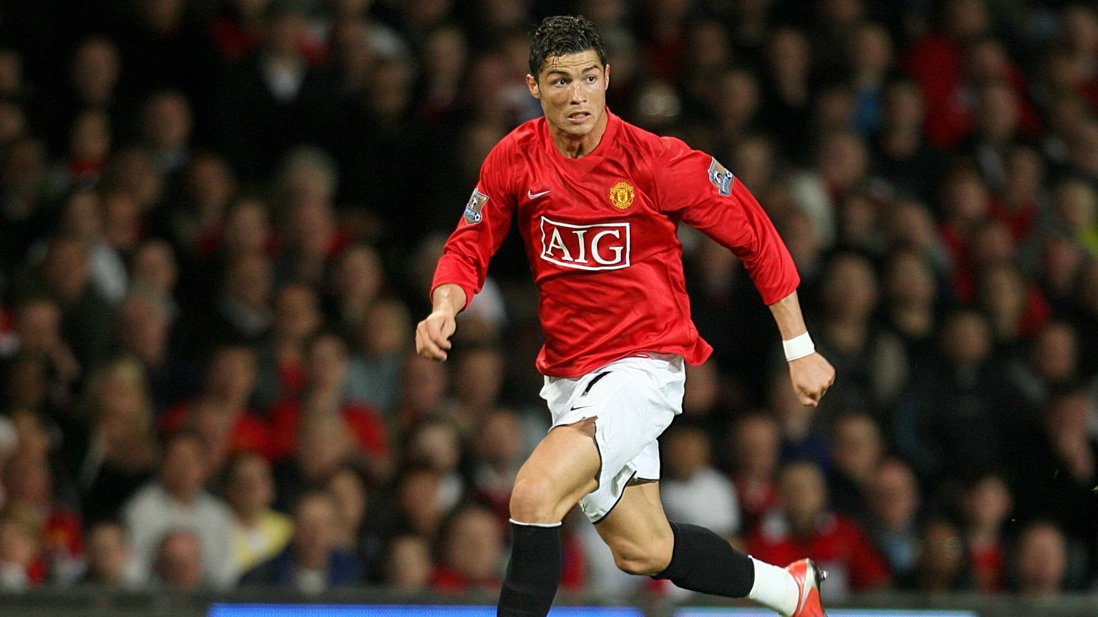 
                <strong>Platz 2: Manchester United </strong><br>
                Einen besseren Transfersommer auf der Insel hatte nur Manchester United. Der Transfer von Cristiano Ronaldo für magere 15 Millionen Euro stellt in England alles in den Schatten, CR7 will nochmal an die alten Tage anknüpfen wollen. Für die Flügel wurde außerdem Jadon Sancho für 85 Millionen Euro geholt und in Raphael Varane hat der Klub einen neuen Abwehrchef gefunden, der neben Harry Maguire ein überragendes Abwehrzentrum bildet. Nennenswerte Abgänge wie Paul Pogba wurden verhindert. Besser hätte es nicht laufen können. 
              