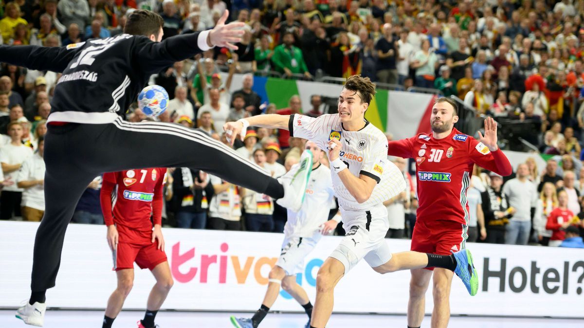 v.l. Torwart PALASICS Kristof Laszlo (HUN), Julian KOESTER (Köster) (GER), Wurf, Tor, Aktion, Zweikampf, Deutschland (GER) vs. Ungarn (HUN), 3. Spieltag Hauptrunde Main Round in Koeln, am 22.01.202...