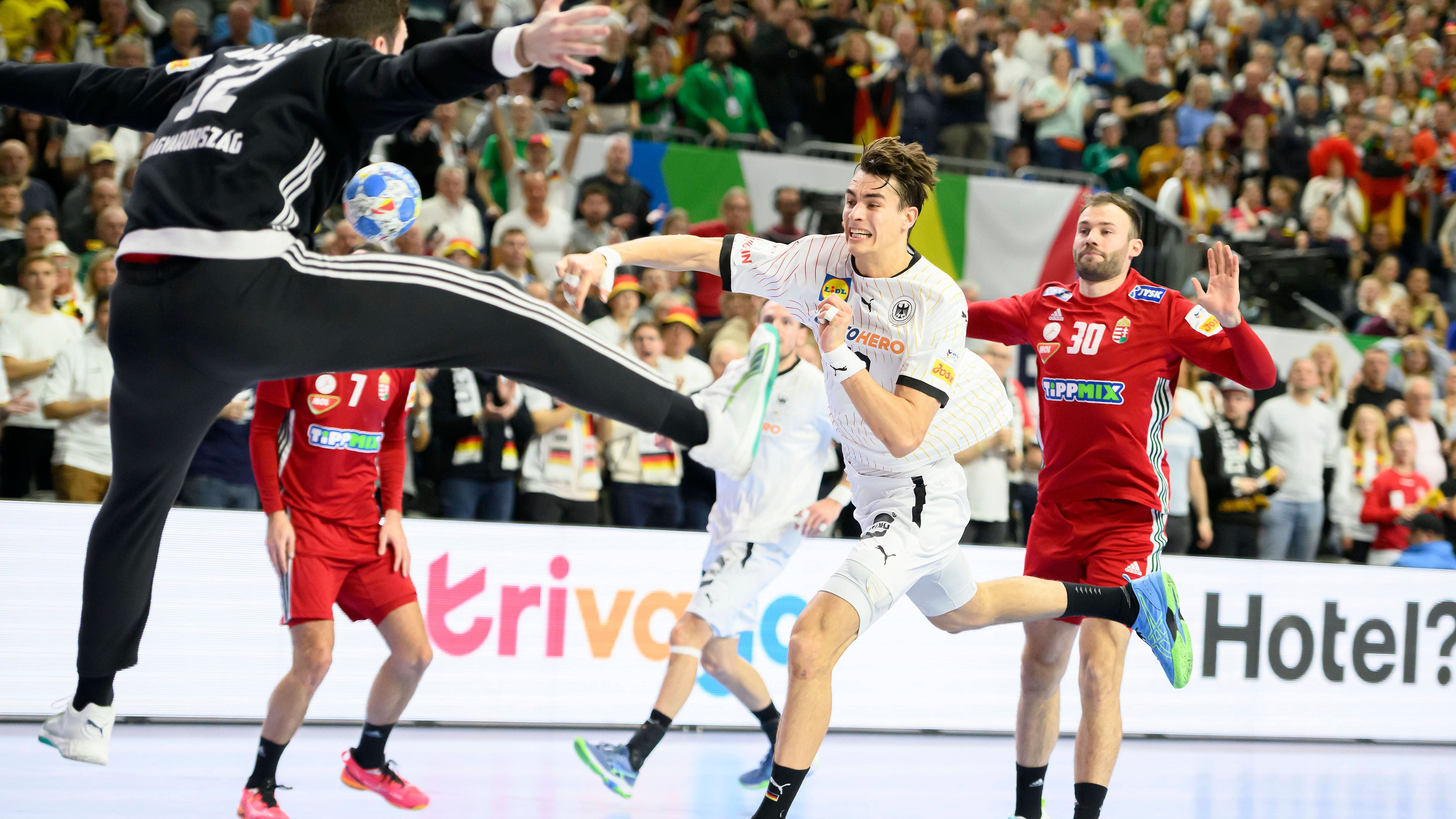 <strong>DHB-Noten gegen Ungarn: Wolff lange kein Faktor, Köster überragend</strong><br>Die deutschen Handballer haben sich ein Endspiel um das Halbfinale bei der Heim-EM erspielt. Gegen Ungarn gewann die DHB-Auswahl 35:28. Torhüter Andi Wolff war lange kein Faktor, Julian Köster dafür der Mann des Tages. Wir haben die Noten. Wir haben die Noten zum Spiel.