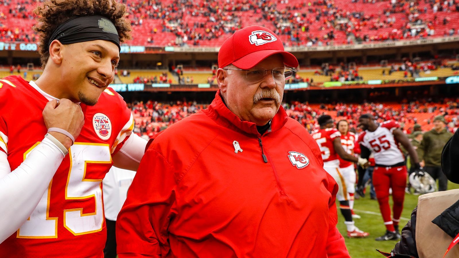 
                <strong>Gewinner: Andy Reid</strong><br>
                Andy Reid dürfte das Grinsen demnächst nicht mehr aus den Backen gehen. Der Master-Plan, Mahomes zu draften und damals hinter Alex Smith aufzubauen, ging voll auf. Gemeinsam holten sie den Super Bowl und Reid verpasst keine Möglichkeit, Mahomes zu loben. Dieses Duo kann jetzt in die Geschichte eingehen. Ähnlich wie Belichick/Brady oder Walsh/Montana. Immerhin ist der Quarterback erst 24 Jahre alt. Reid ist als Offense-Gott bekannt und baut so gut wie jedes Jahr neue Spielzüge ins Playbook, die so genial sind, dass die halbe NFL sie irgendwann zu einem viel späteren Zeitpunkt ebenfalls einbaut. Mit Mahomes als langfristigem QB hat Reid jemanden, der perfekt für innovative Spielzüge geeignet ist und sich wie sein Coach stets weiterentwickelt.
              